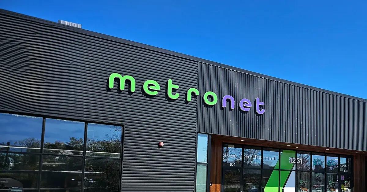 Metronet blog storefront des moines signage